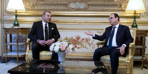 French President Francois Hollande (R) meets with Morocco's King Mohammed VI at the Elysee palace on February 9, 2015, in Paris. Hollande was receiving on February 9 Moroccan King Mohammed VI to seal the reconciliation between Paris and Rabat after a diplomatic row that lasted a year. AFP PHOTO / POOL / ALAIN JOCARD